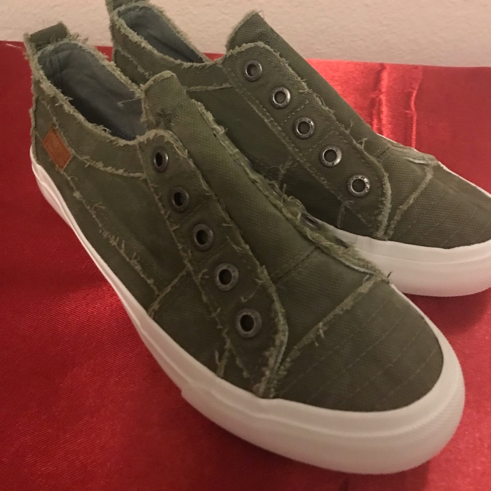 Women’s Blowfish Malibu Sneakers NEW Size 8.5